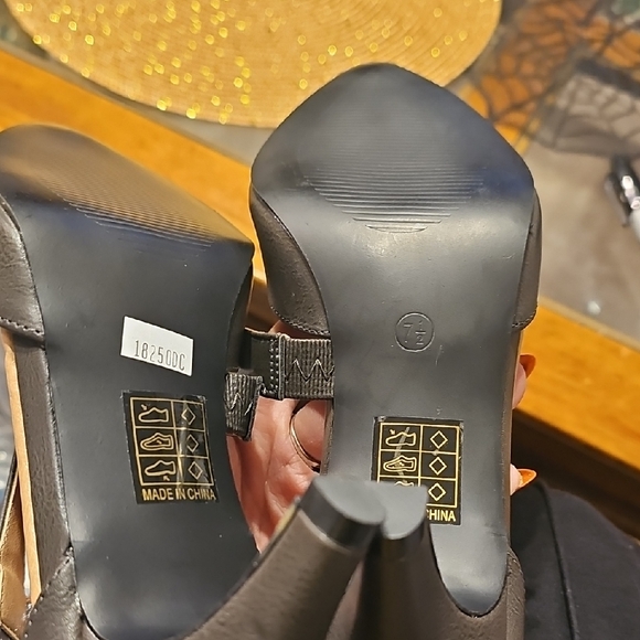 Journee Collection Black Heels - Picture 7 of 7